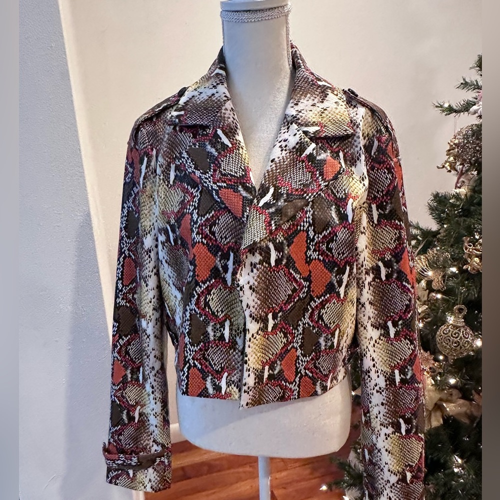 Bennett Jacket in Snake Multi XL
SONG OF STYLE
Color: Snake Multi NWT